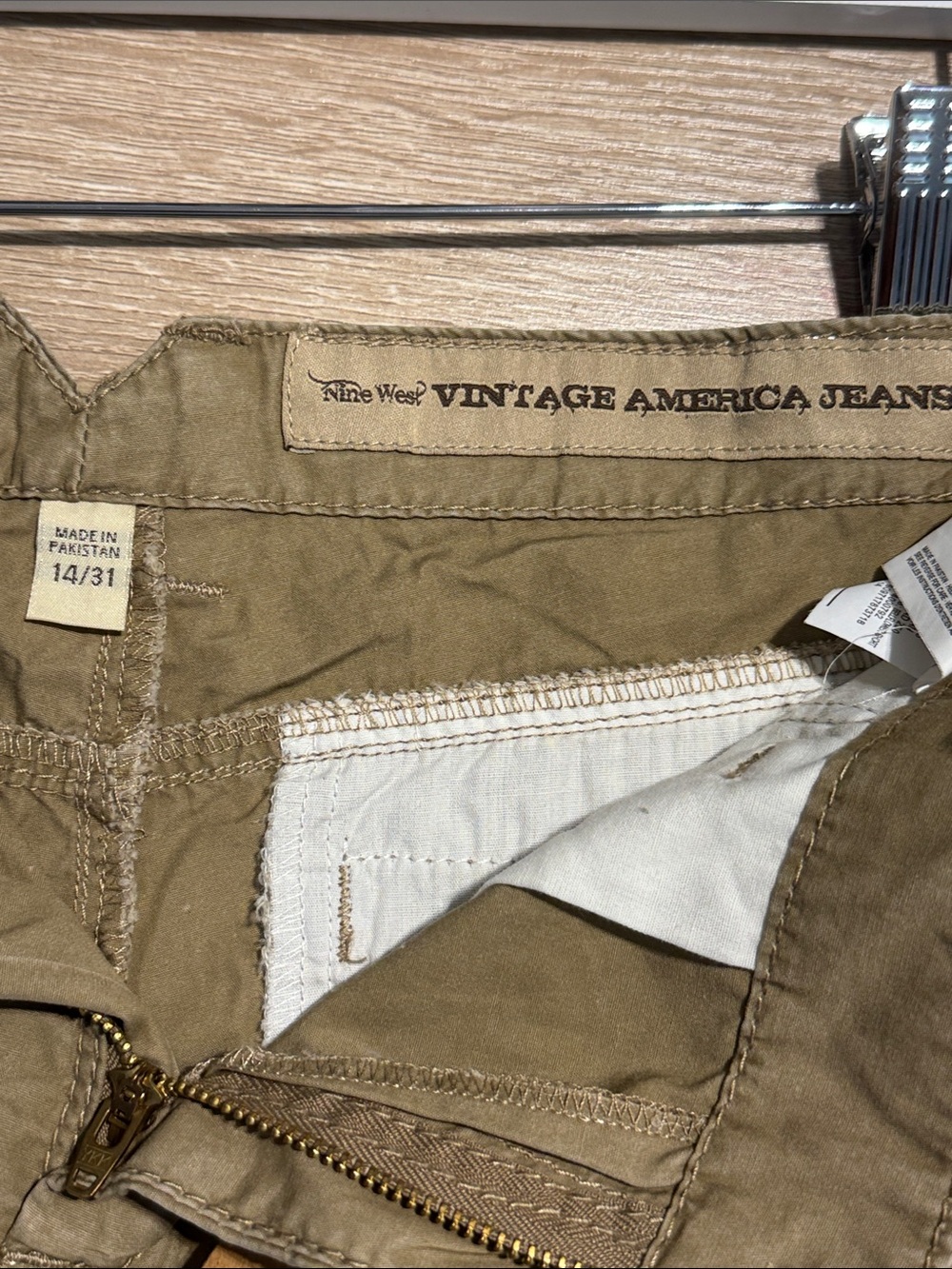 Nine West Casual Women’s Khaki Shorts w/ Front Button Zipper Enclosure - Size 14 - Picture 9 of 15